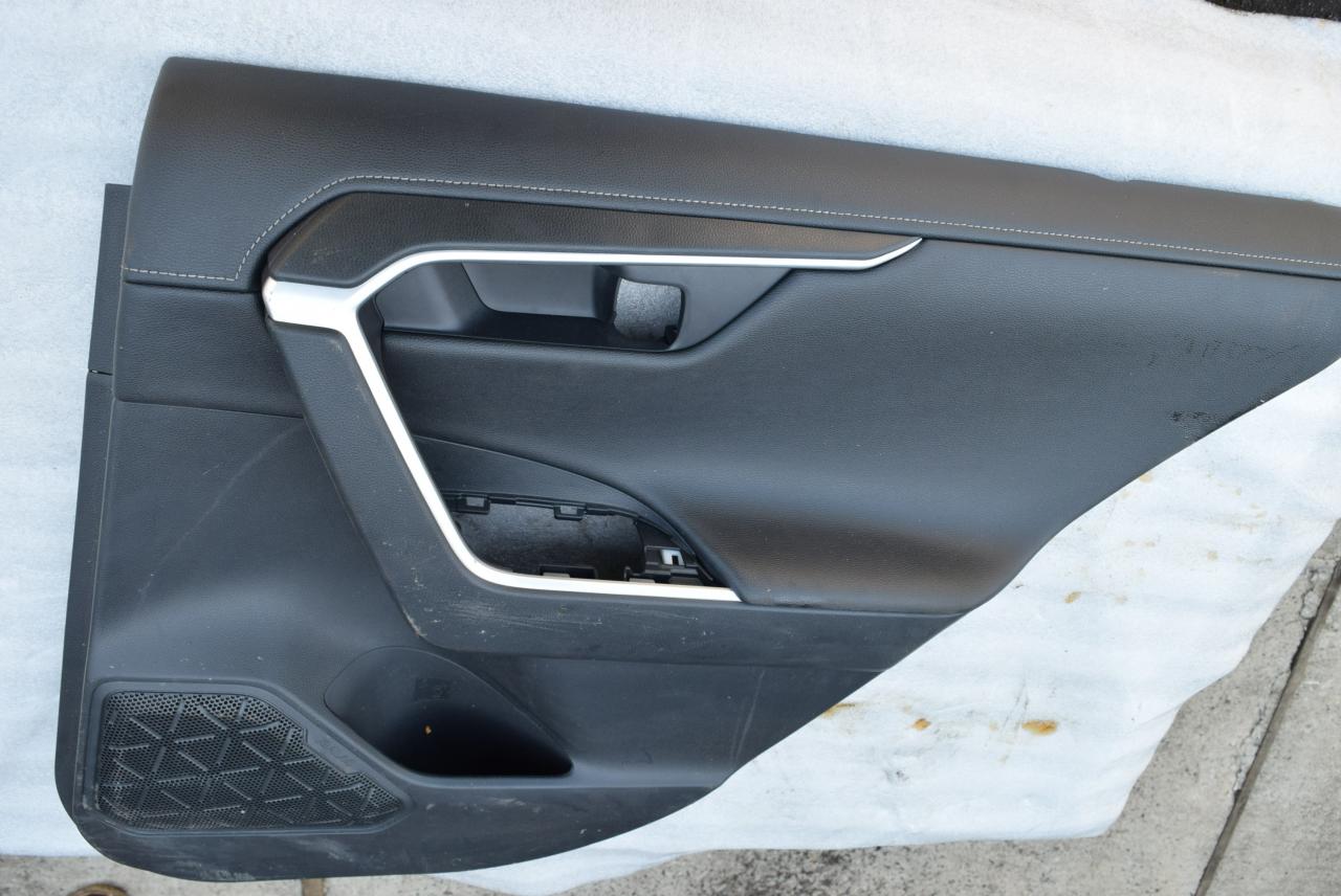 обшивка двери задняя правая Toyota RAV4 5 поколение (XA50) 2020, 2.5 л., гибрид, АКПП, 67613X1B18 - фото №1