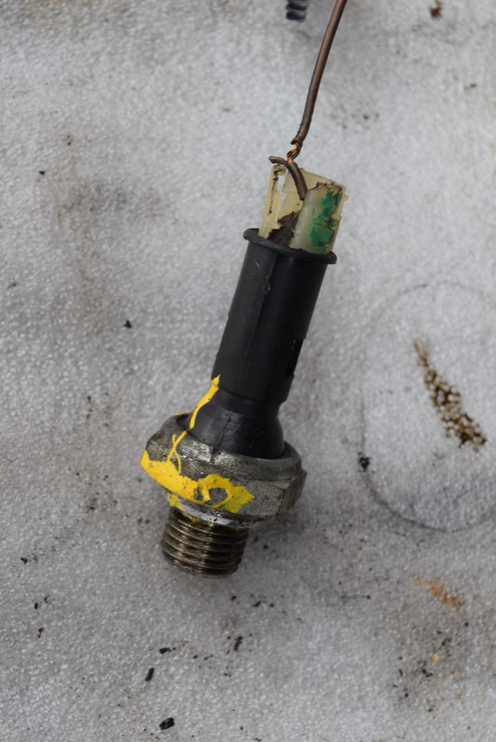 датчик давления масла Volvo XC70 2 поколение 2001, 2.4 л., Ti, B 5244 T3, бензин, АКПП, универсал, полный подключаемый привод - фото №1