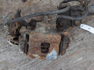 суппорт передний левый Nissan Primera P10 1990, 1.6 л., бензин, универсал