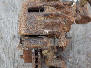 суппорт передний правый Toyota Corolla 8 поколение (E110) [рестайлинг] 2001, 1.8 л., бензин, хетчбэк 5 дв.