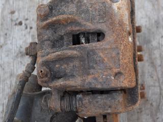 суппорт передний левый Nissan Serena С23 [2-й рестайлинг] 1999, 1.6 л., бензин