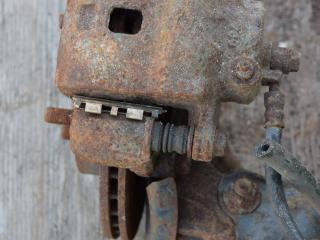 суппорт передний левый Nissan Almera N15 1996, 1.4 л., бензин