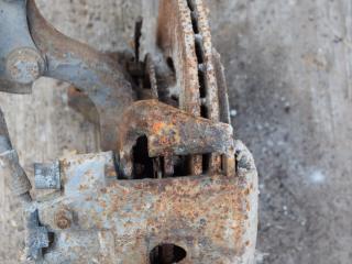 суппорт передний левый Volkswagen Polo 3 поколение 1999, 1.4 л., бензин