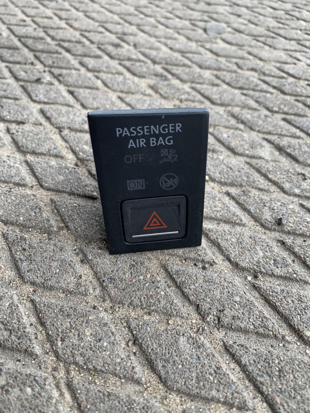 кнопка аварийной сигнализации Volkswagen Golf 7 поколение 2016, 2.0 л., CRLB, дизель, хетчбэк 5 дв., 5G1919225 - фото №1