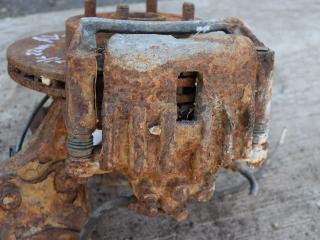 суппорт передний левый Toyota Corolla 8 поколение (E110) [рестайлинг] 2001, 1.8 л., бензин, хетчбэк 5 дв.