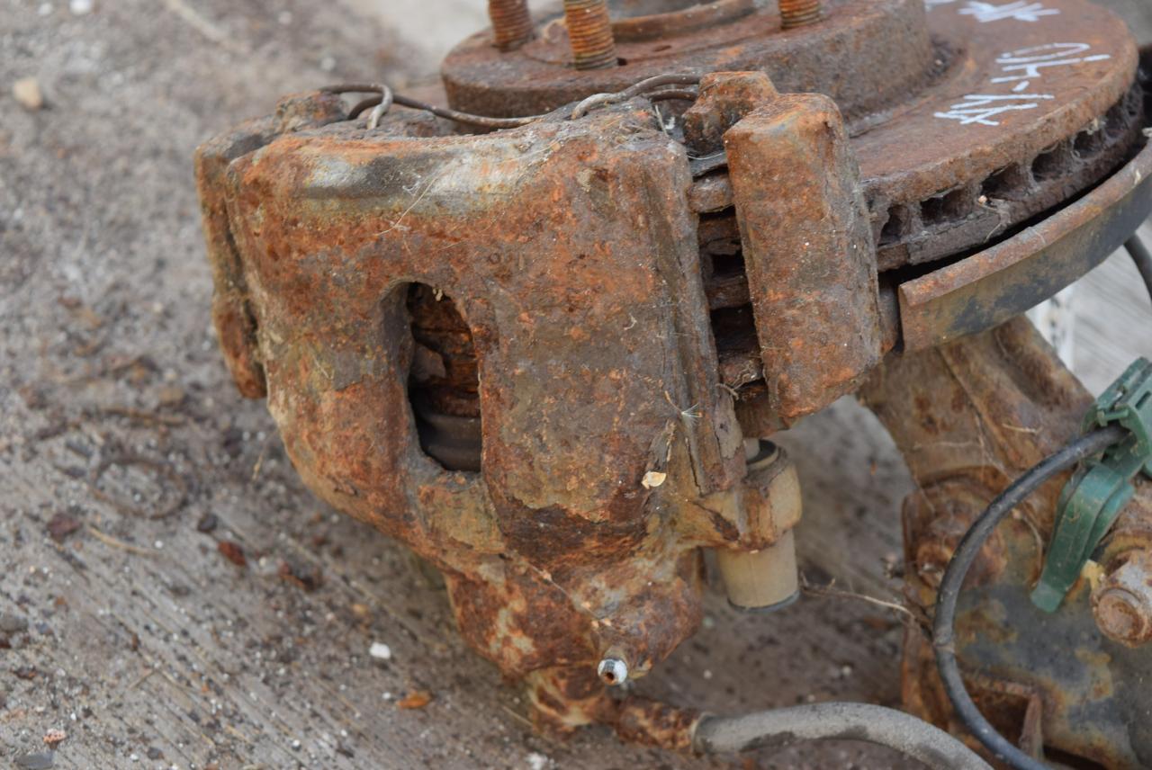 суппорт передний правый Toyota Avensis 1 поколение (T220) 1998, 1.6 л., бензин - фото №1