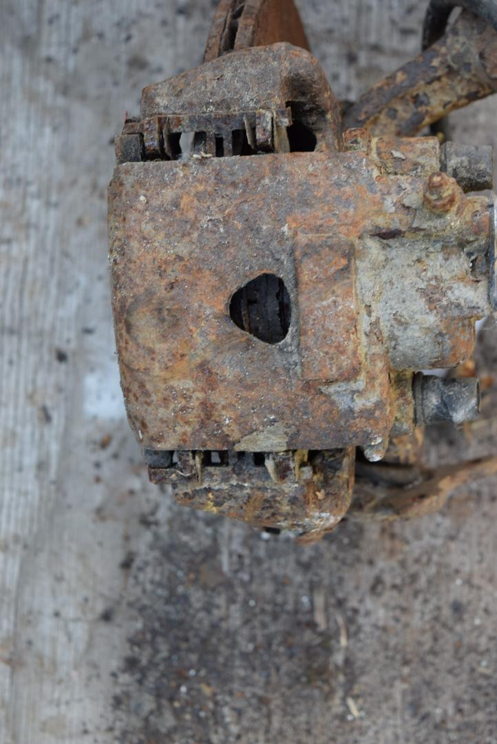 суппорт передний правый Volkswagen Polo 3 поколение 1995, 1.0 л., бензин - фото №1