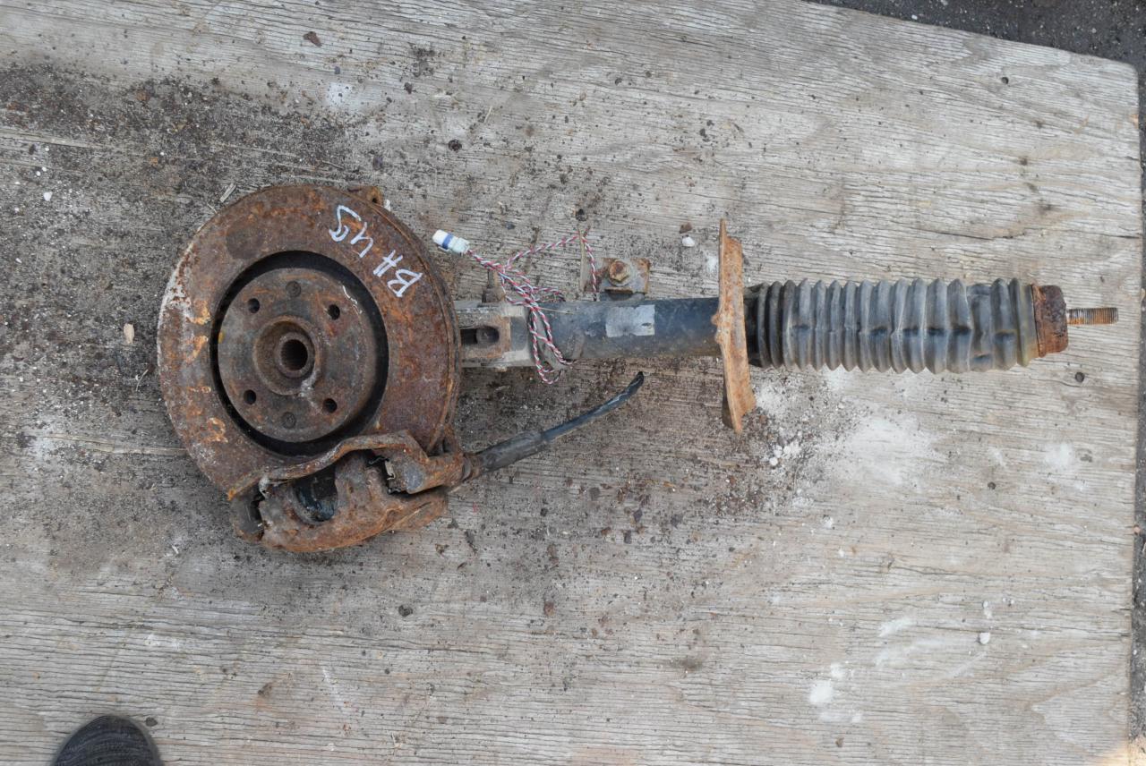 амортизатор передний правый Peugeot 307 1 поколение 2004, 1.6 л., бензин - фото №1