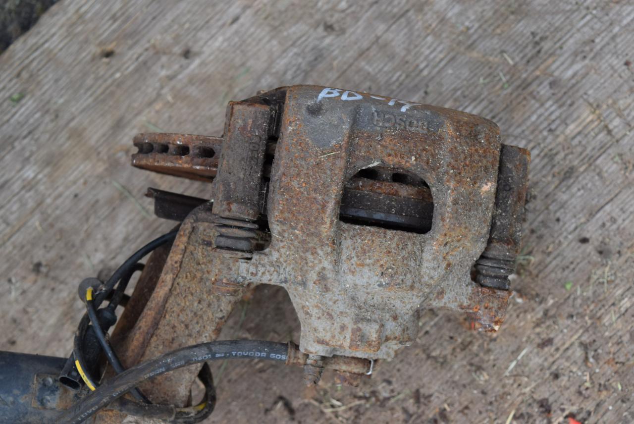 суппорт передний левый Peugeot 107 1 поколение 2008, 1.0 л., бензин, МКПП - фото №1