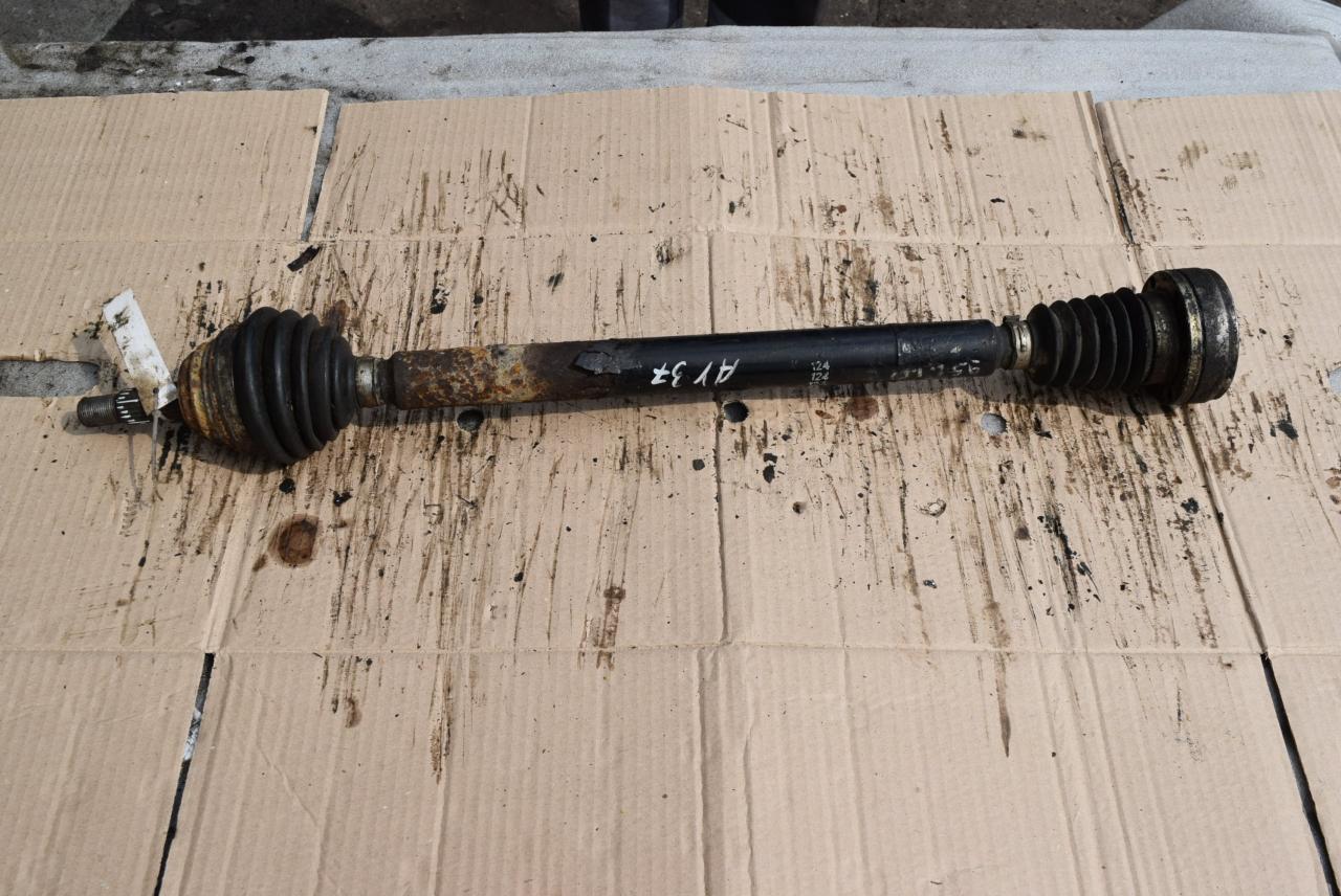 полуось передняя правая (приводной вал, ШРУС) Volkswagen Polo 3 поколение 1995, 1.0 л., бензин - фото №1