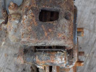 суппорт передний левый Nissan Maxima A32 1997