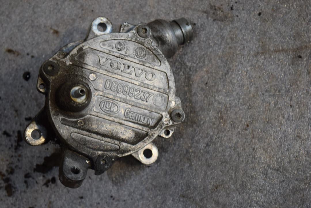 насос вакуумный Volvo S60 1 поколение 2004, 2.4 л., D5, D 5244 T, дизель, АКПП, передний привод, 08699237 - фото №1