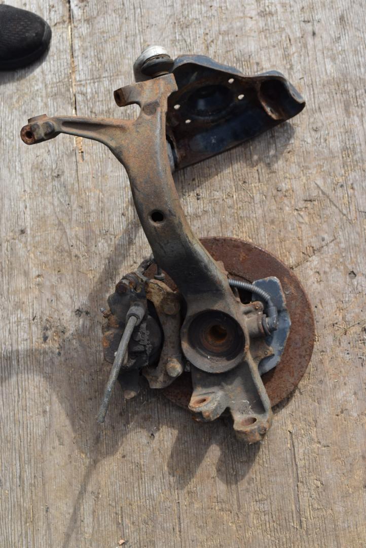 ступица передняя левая Audi A4 B5 1997, 1.9 л., дизель, МКПП, седан, 8D0497257M - фото №1