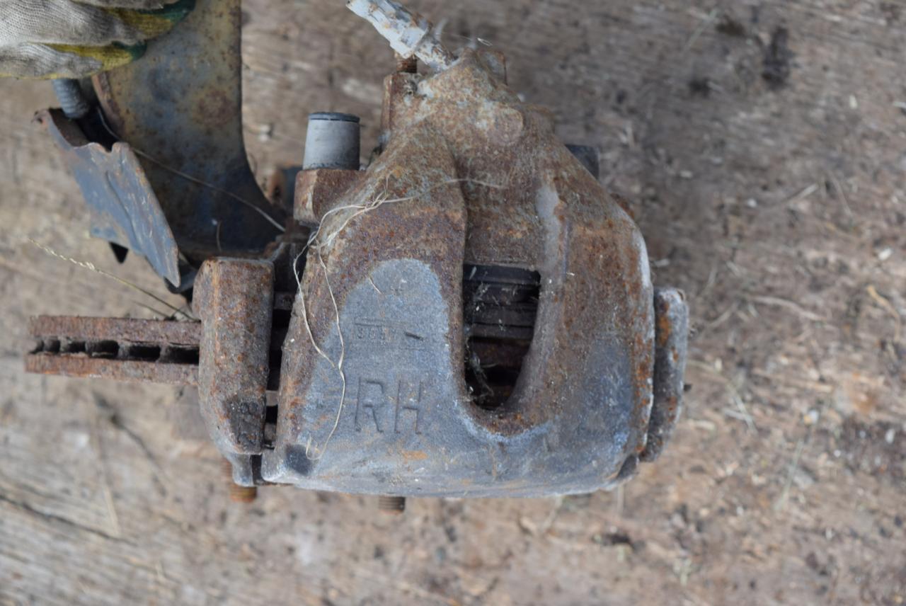 суппорт передний правый Ford Focus 2 поколение 2006, 1.6 л., дизель, МКПП, универсал - фото №1