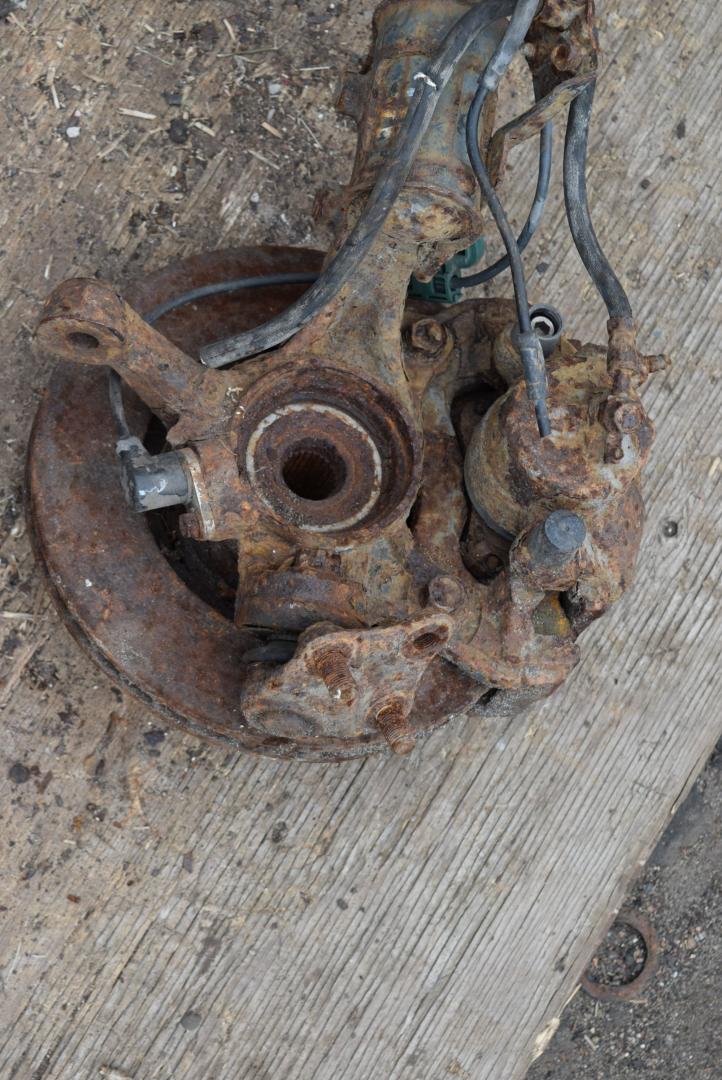 ступица передняя левая Toyota Avensis 1 поколение (T220) 1998, 1.6 л., бензин - фото №1