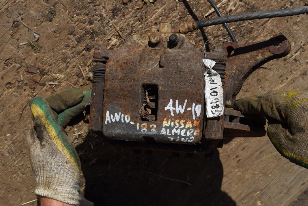 суппорт передний левый Nissan Almera Tino V10 2000, 2.2 л., дизель - фото №1