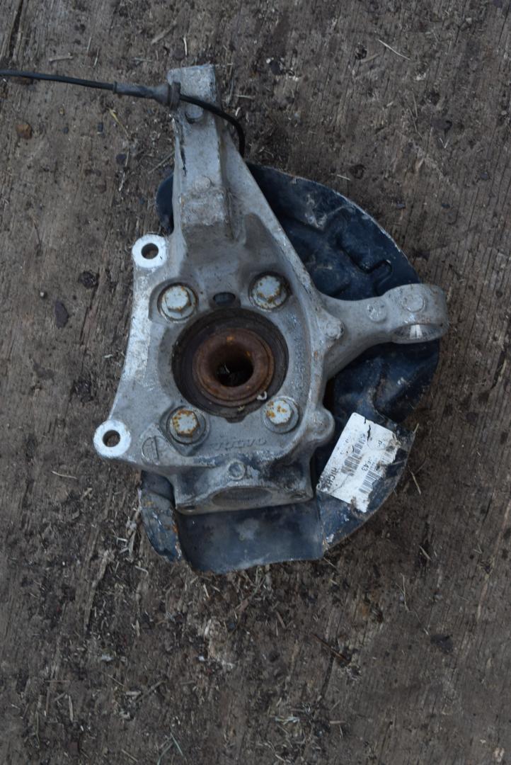 кулак поворотный правый Volvo S60 1 поколение 2004, 2.4 л., D 5244 T, дизель, МКПП, седан, 9461944 - фото №1