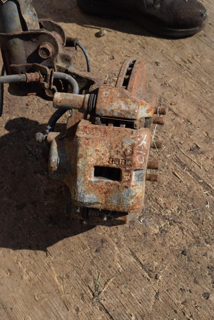 суппорт передний левый Mazda Xedos 6 1 поколение 1998, 2.0 л., бензин - фото №1