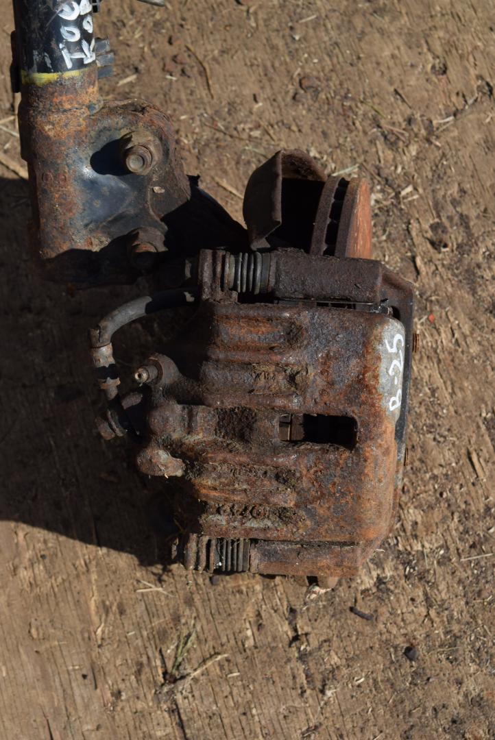 суппорт передний левый Toyota Corolla 8 поколение (E110) 1999, 1.6 л., бензин, МКПП - фото №1