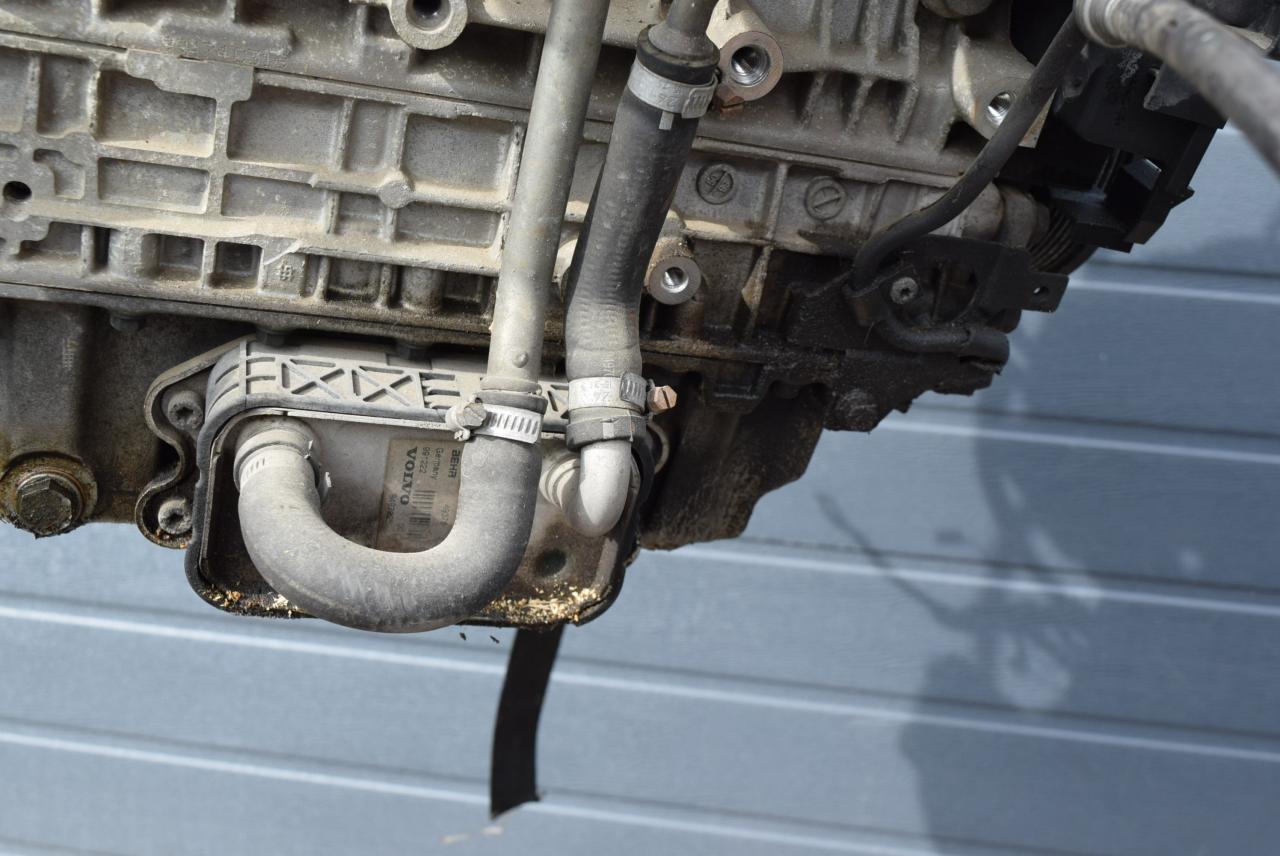 радиатор масляный Volvo V70 1 поколение 2000, 2.4 л., i, B 5244 S2, бензин, МКПП, седан, 9497225, 31104689, 31104688 - фото №1