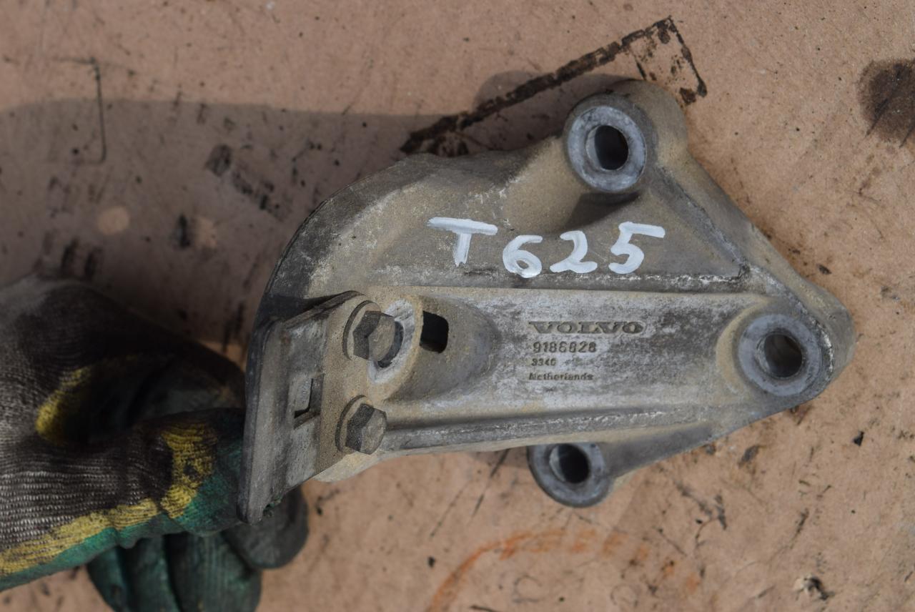 кронштейн двигателя Volvo V70 1 поколение 2000, 2.4 л., i, B 5244 S2, бензин, МКПП, седан, 9186828 - фото №1