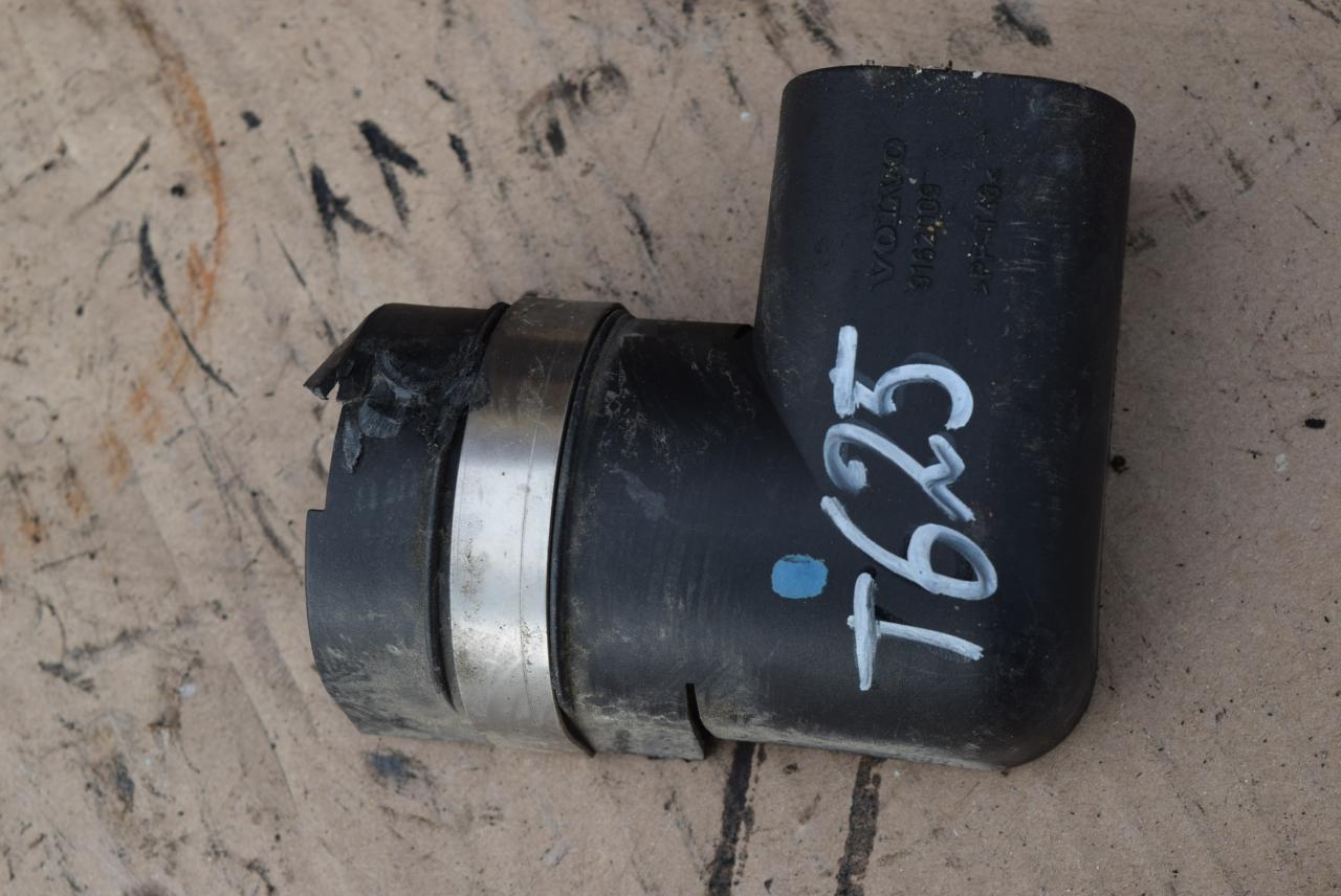 планка под капот Volvo V70 1 поколение 2000, 2.4 л., i, B 5244 S2, бензин, МКПП, седан, 9162009 - фото №1