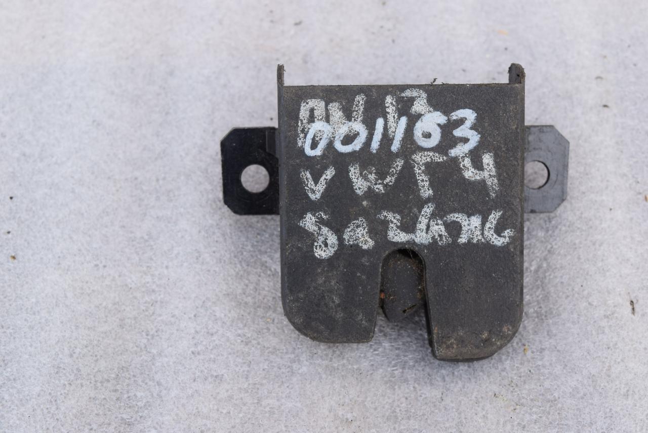 замок багажника Volkswagen Golf 4 поколение 1998, 1.4 л., AHW, бензин, хетчбэк 5 дв., 1J6827505B - фото №1