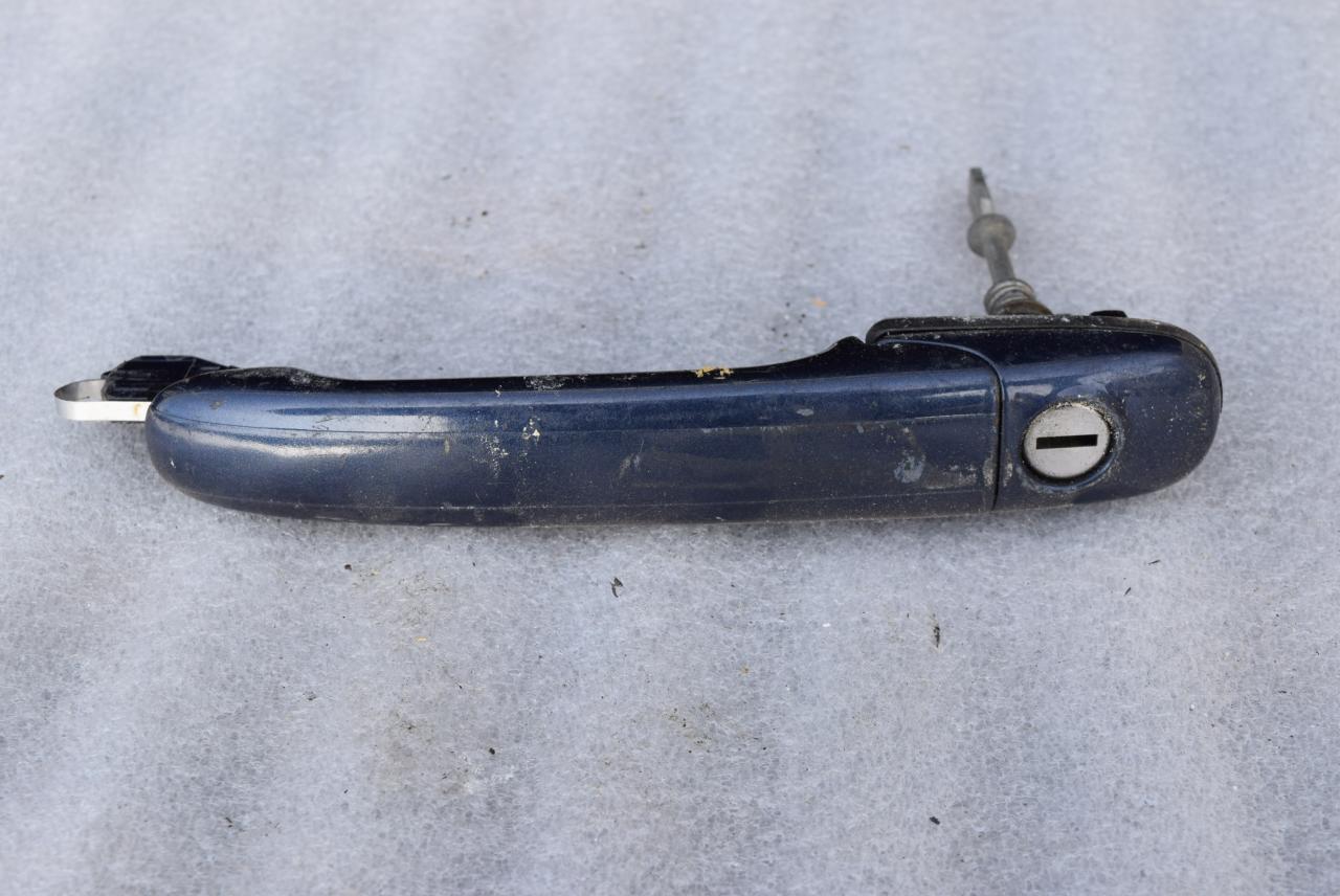 ручка наружная Volkswagen Polo 3 поколение 1998, 1.9 л., дизель, МКПП, минивэн - фото №1