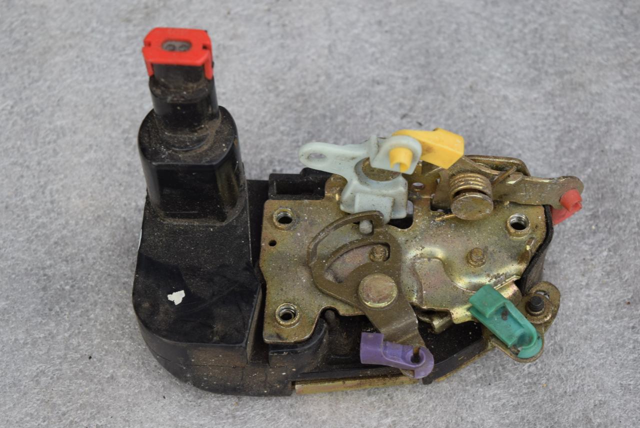 замок двери передней левой Chrysler Voyager 3 поколение 1999, 2.4 л., бензин, АКПП - фото №1