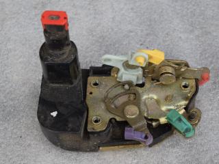 замок двери передней левой Chrysler Voyager 3 поколение 1999, 2.4 л., бензин, АКПП