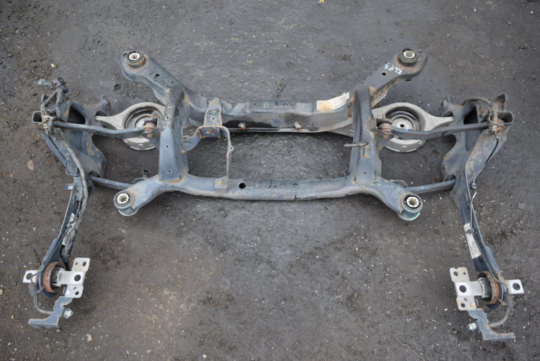 балка подвески задняя Volvo S60 2 поколение 2011, 2.0 л., дизель, АКПП, серый, седан, правый руль - фото №1