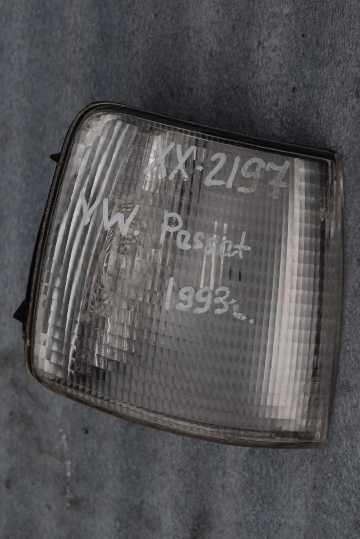 поворотник правый Volkswagen Passat B3 1992, 1.8 л., бензин, универсал, 357953050A - фото №1