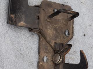 захватный крюк капота Audi Q7 4L 2008, 3.0 л., TDi, CASA, дизель, АКПП, полный подключаемый привод