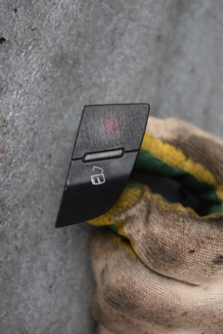 кнопка центрального замка Audi Q7 4L 2008, 3.0 л., TDi, CASA, дизель, АКПП, полный подключаемый привод, 4L1962107A - фото №1