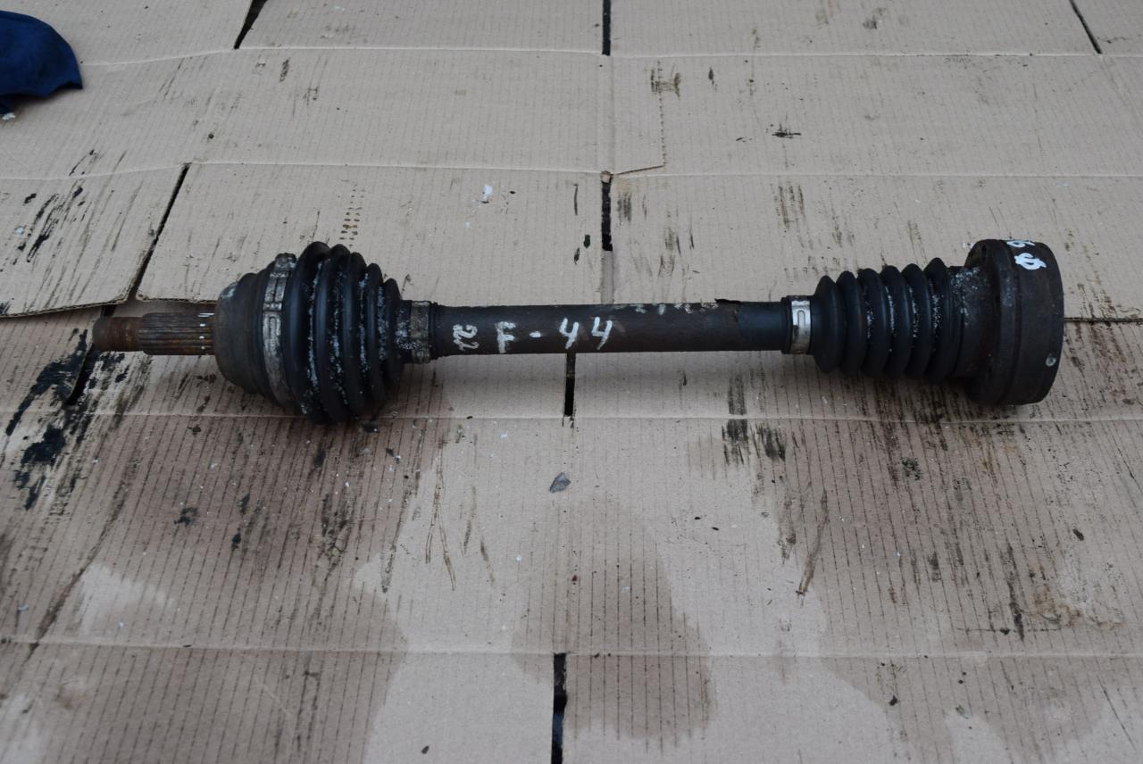 полуось передняя левая (приводной вал, ШРУС) Volkswagen Polo 3 поколение 1999, 1.4 л., бензин - фото №1