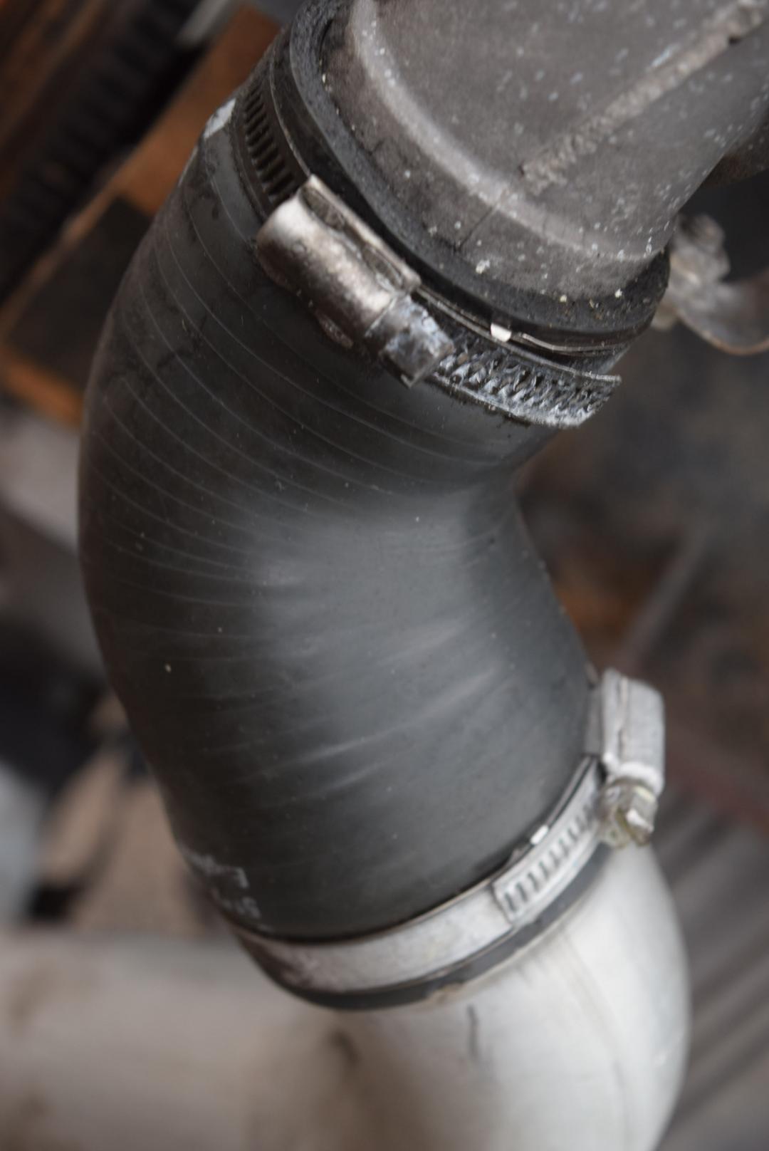 патрубок интеркулера Volvo S80 1 поколение 1998, 2.5 л., D 5252 T, дизель, МКПП, седан - фото №1