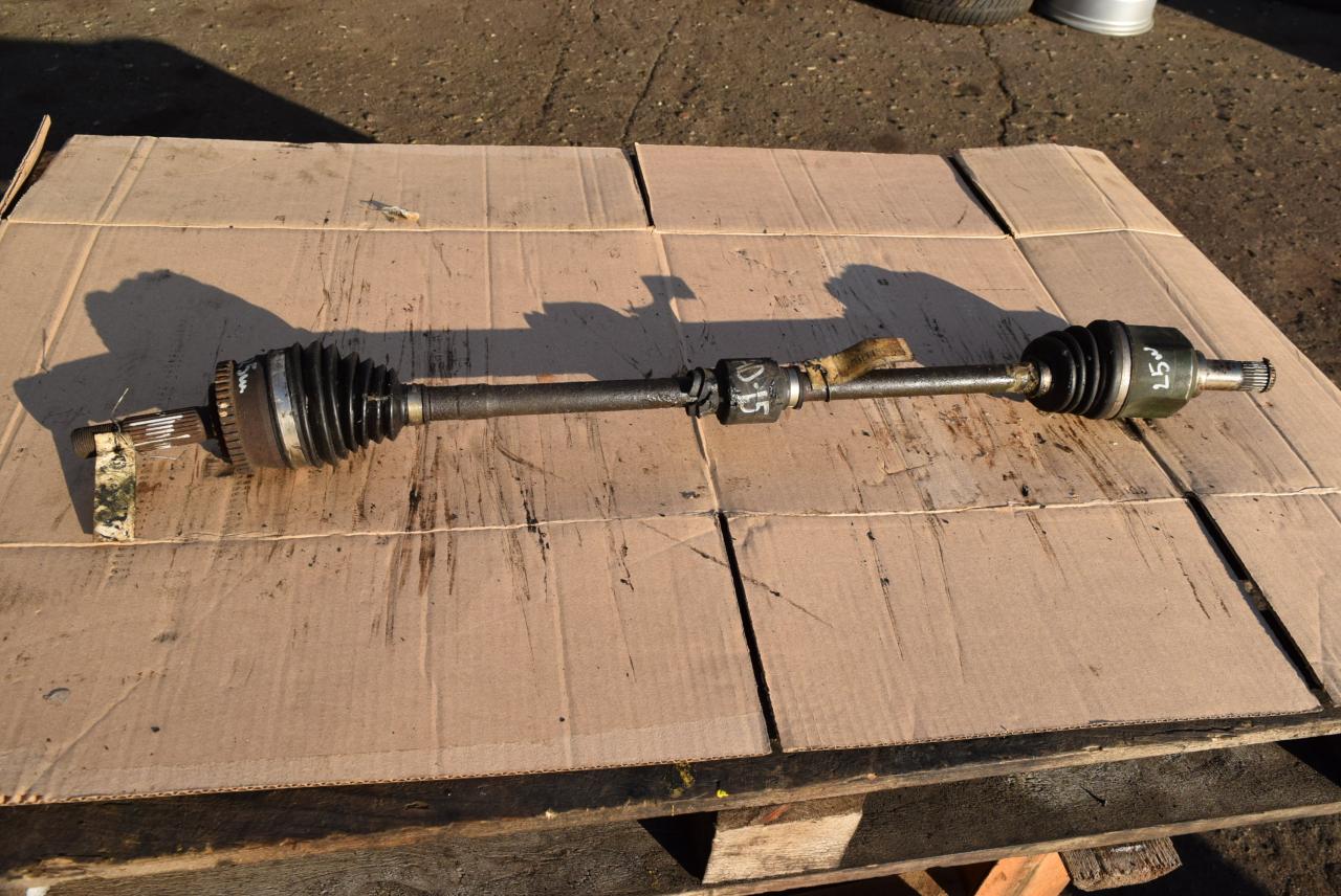 полуось передняя правая (приводной вал, ШРУС) Volvo V40 1 поколение 1998, 1.8 л., бензин, МКПП, универсал - фото №1