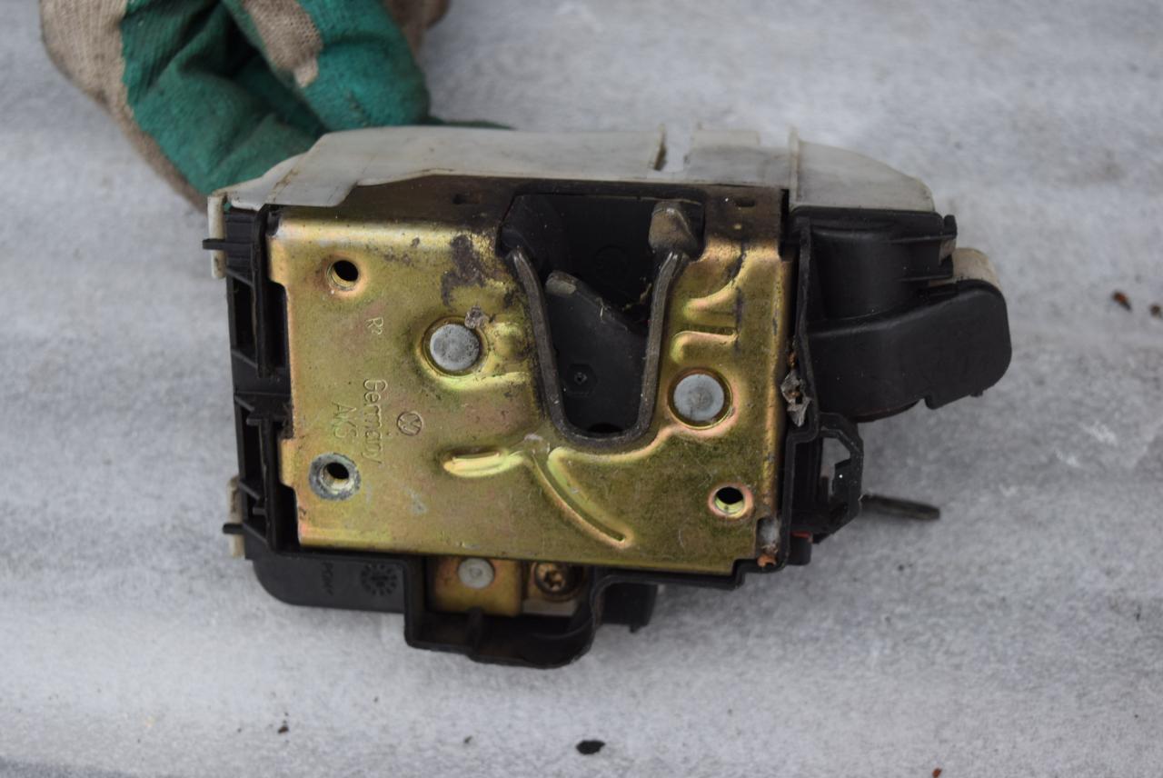 замок двери передней правой Volkswagen Golf 3 поколение 1992, 1.8 л., ABS, бензин, МКПП, хетчбэк 5 дв., 1H1837016 - фото №1