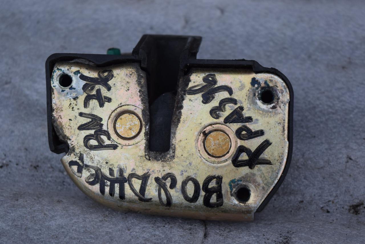 замок двери сдвижной Chrysler Voyager 3 поколение 1998, 2.5 л., дизель - фото №1