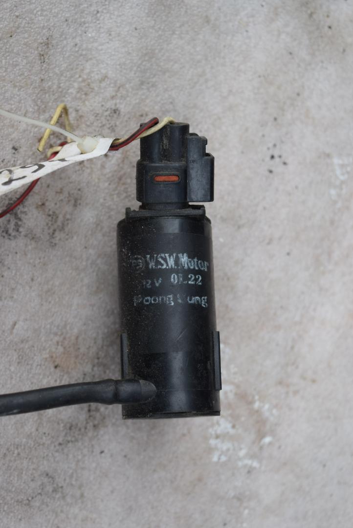 насос (моторчик) омывателя стекла Kia Sportage 1 поколение 1999, 2.0 л., дизель, МКПП - фото №1