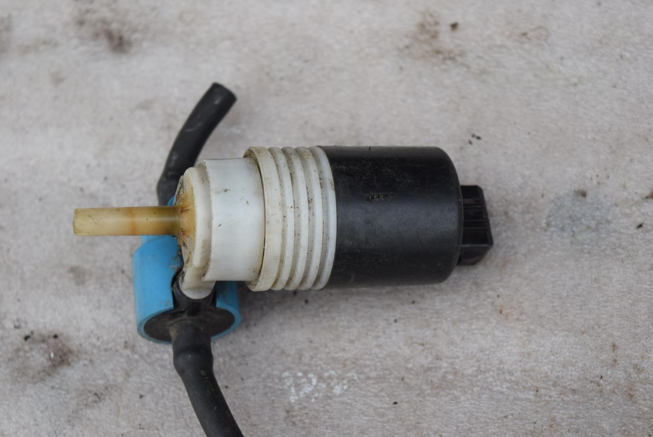 насос (моторчик) омывателя стекла Volkswagen Golf 3 поколение 1995, 1.9 л., дизель, 1H6955651 - фото №1