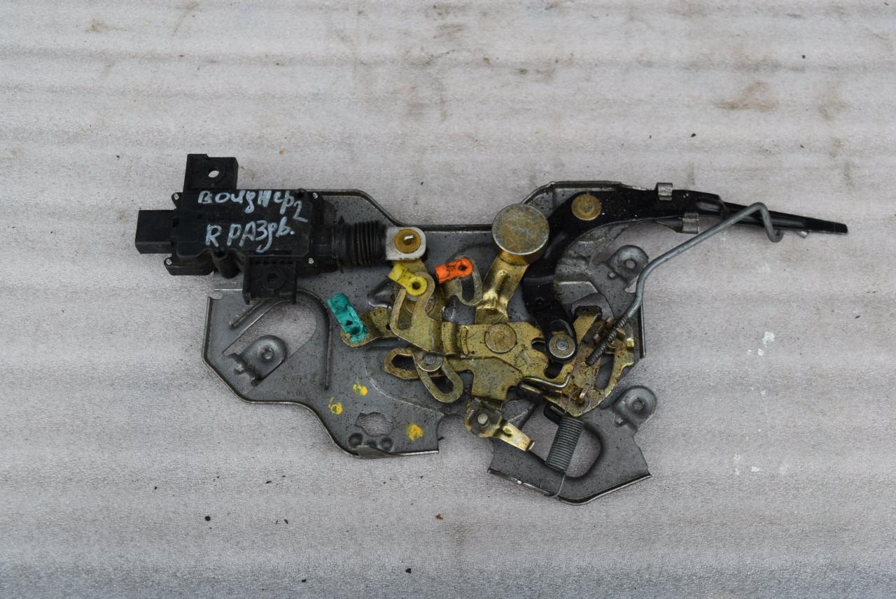 замок двери сдвижной Chrysler Voyager 3 поколение 1997, 3.3 л., бензин, АКПП - фото №1