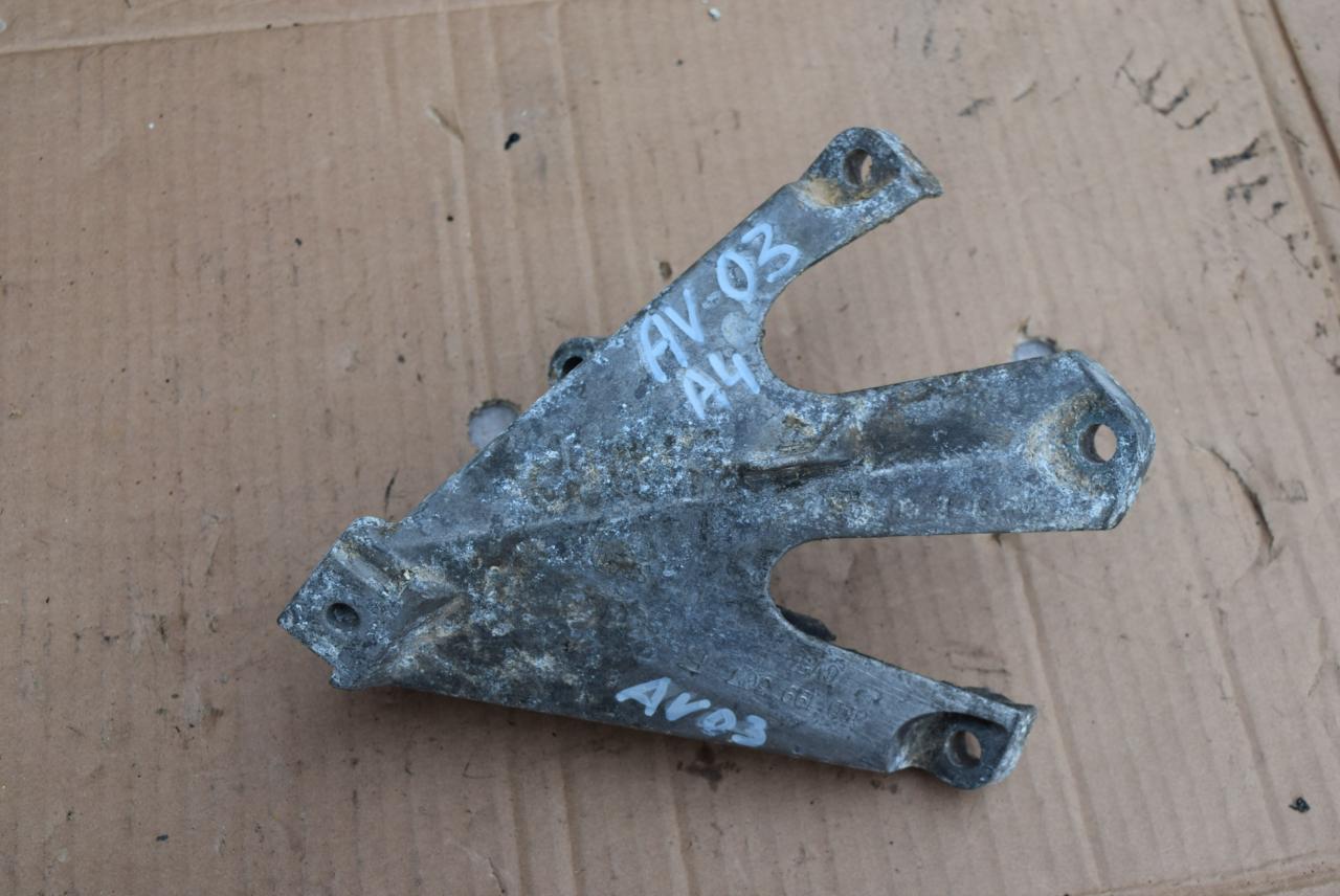кронштейн двигателя Audi A4 B6 2004, 2.5 л., дизель, 8E0199307F - фото №1