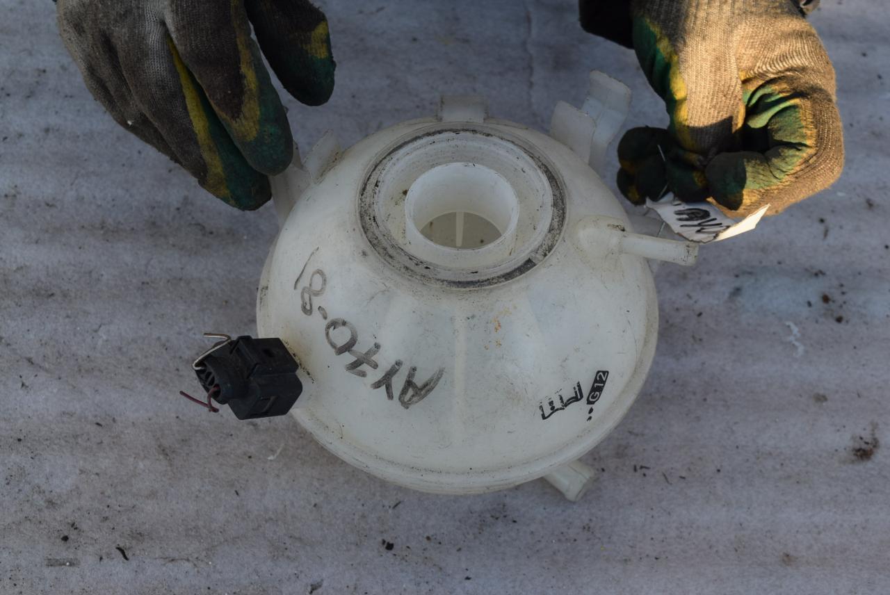 бачок расширительный Volkswagen Caddy 3 поколение 2006, 1.9 л., дизель, МКПП, 1K0121407A - фото №1