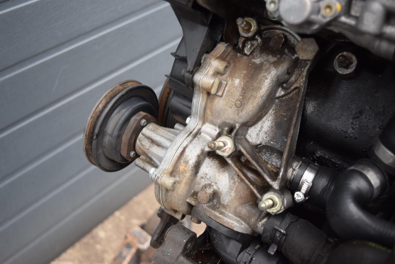 помпа Volkswagen Golf 3 поколение 1997, 1.9 л., TDi, AFN, дизель, МКПП, хетчбэк 5 дв., 037121013A - фото №1