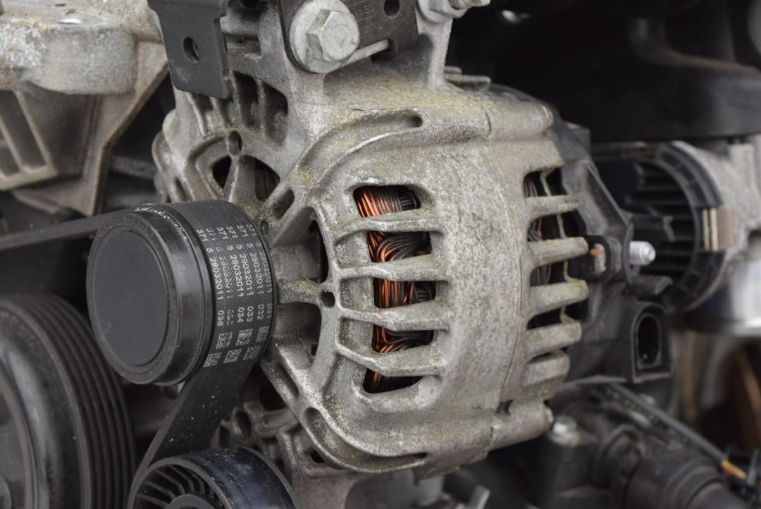 генератор Volvo V60 1 поколение 2012, 1.6 л., B 4164 T3, бензин, робот, черный, универсал, передний привод, правый руль, 31285435 - фото №1