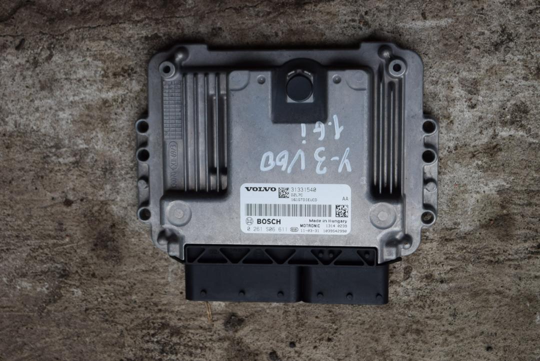 блок управления двигателем Volvo V60 1 поколение 2012, 1.6 л., B 4164 T3, бензин, робот, черный, универсал, передний привод, правый руль, 313331540, 0261S06611 - фото №1
