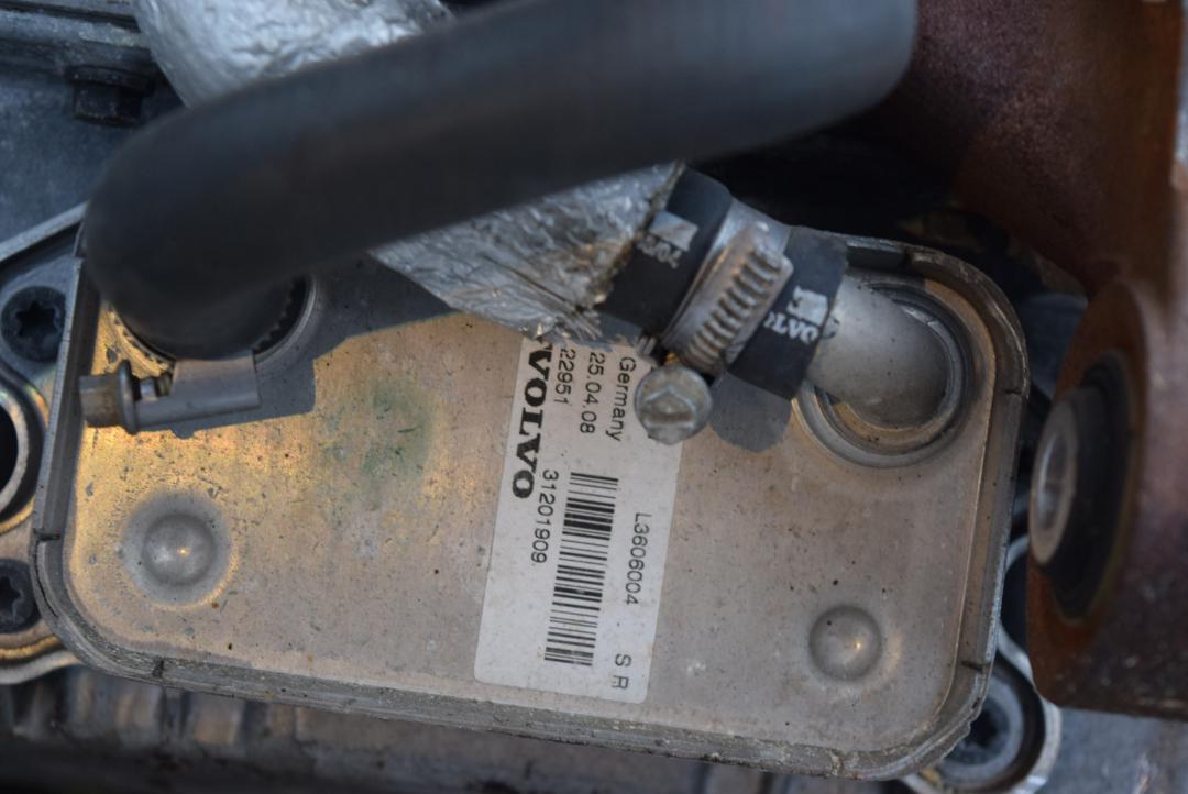 теплообменник масляного фильтра Volvo V70 3 поколение 2008, 2.5 л., B 5254 T6, бензин, АКПП, универсал, 31201909 - фото №1
