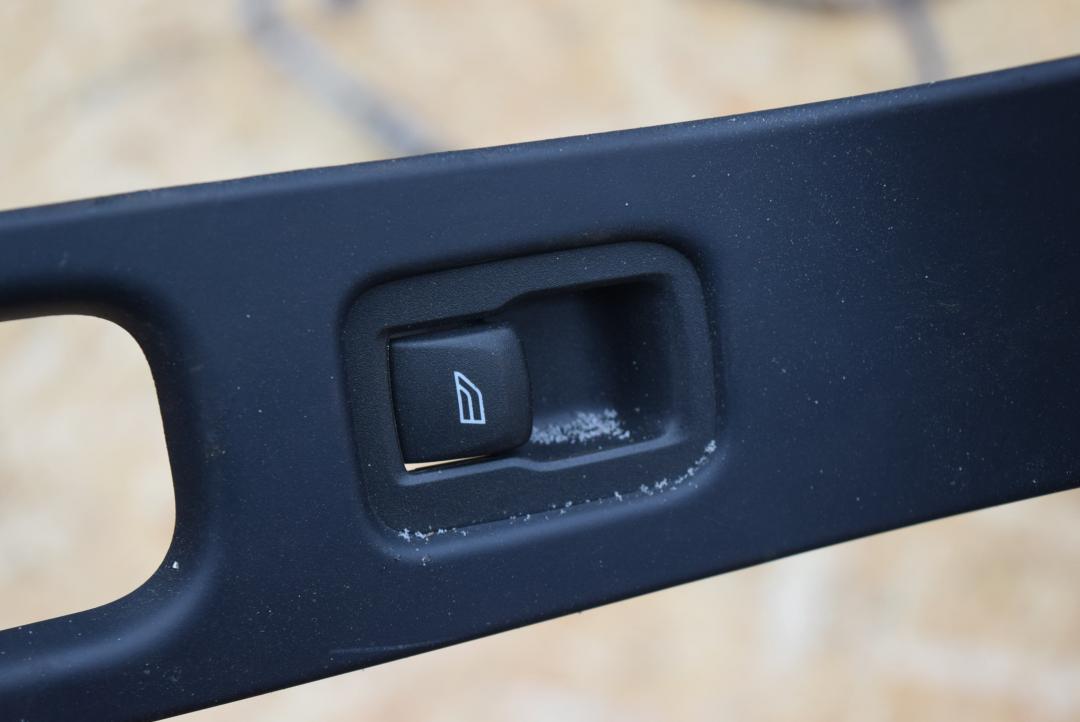 кнопка стеклоподъемника двери Volvo V60 1 поколение 2012, 1.6 л., B 4164 T3, бензин, робот, черный, универсал, передний привод, правый руль, 31272013 - фото №1