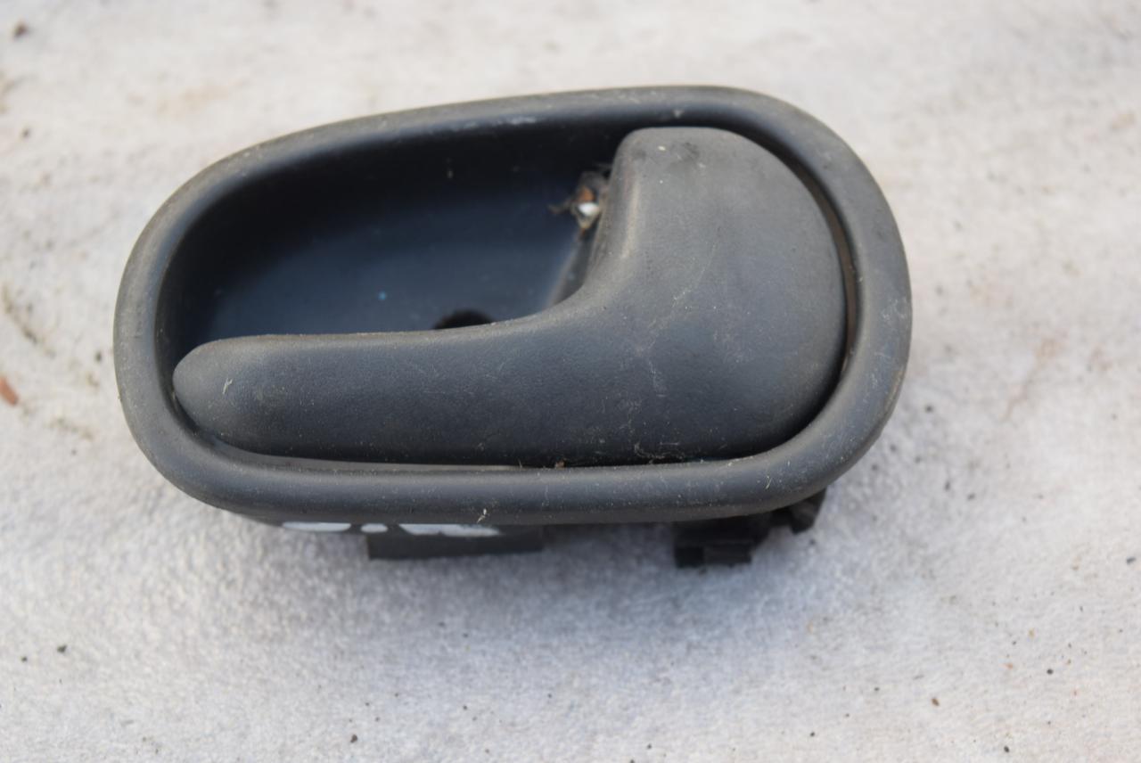 ручка внутренняя задняя правая Mazda 121 2 поколение 1996 - фото №1